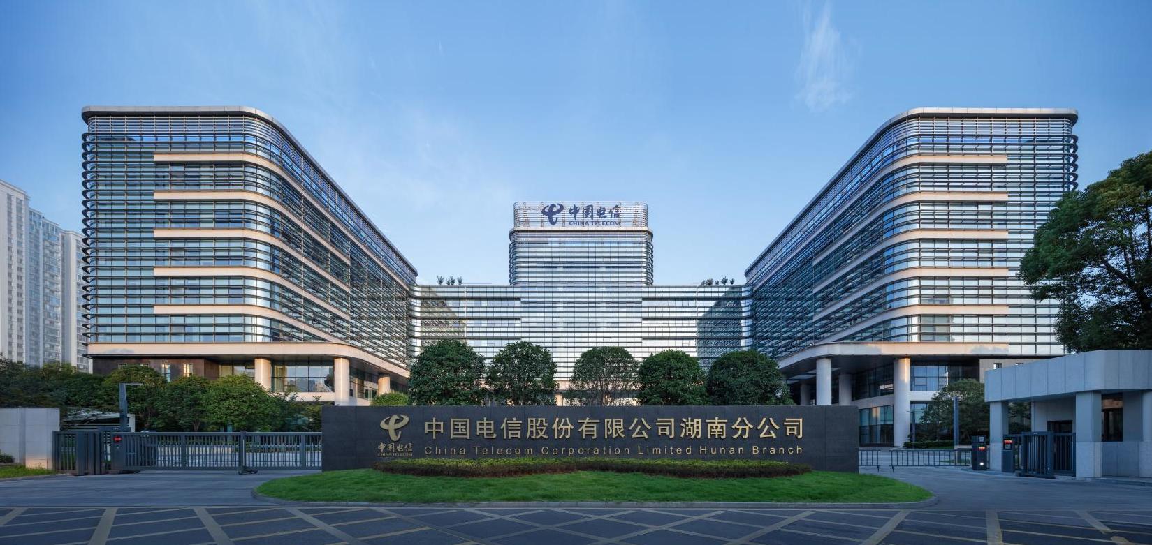 公司承建的湖南信息園（調(diào)度大樓、通信機(jī)房、地下室、附屬樓）工程榮獲兩項(xiàng)（土建、安裝）中國(guó)建設(shè)工程魯班獎(jiǎng)